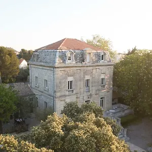 Hotel Logis - Restaurant Les Cedres, Villeneuve-lès-Avignon